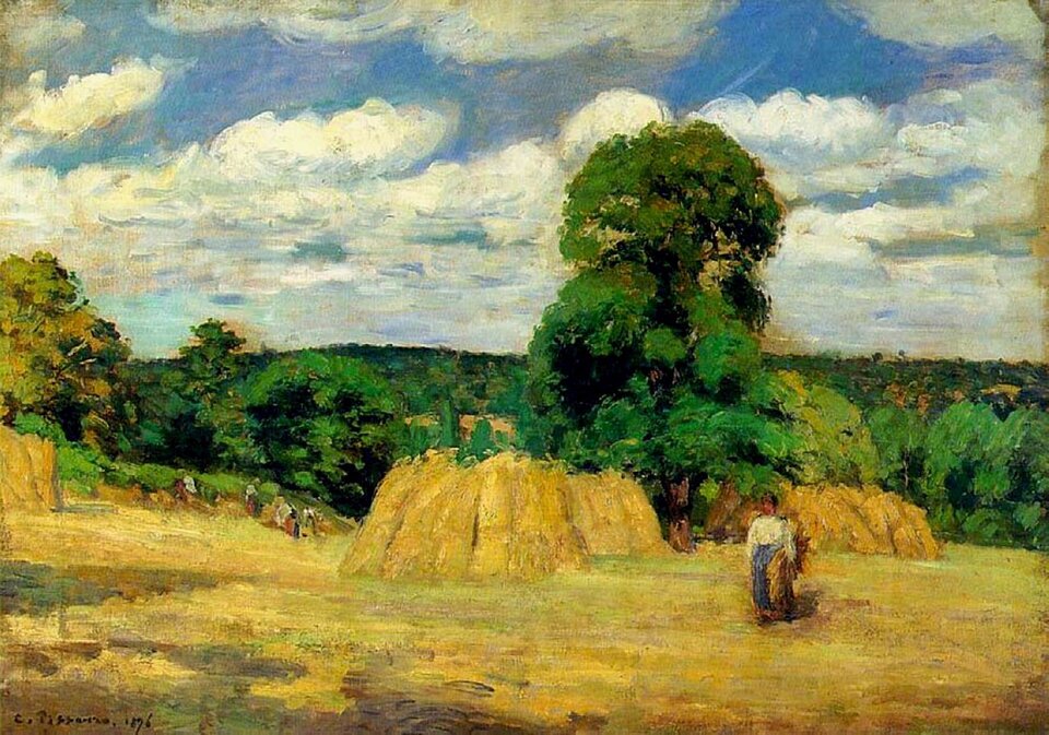Ilustracja przedstawia obraz pt. „Żniwa w  Montfoucault                   
” autorstwa  Camille Pissarro.              
Obraz przedstawia letni krajobraz wiejski z polami po żniwach. Na pierwszym planie widoczne są duże snopy zboża ustawione w kilku miejscach na złocistym polu. Po prawej stronie, w pobliżu jednego ze stogów, stoi kobieta ubrana w długą spódnicę i jasną bluzkę, trzymająca coś w rękach. W tle rozciąga się pas zielonych drzew, a nad nimi rozpościera się niebo z białymi, kłębiastymi chmurami na tle błękitu. Kolorystyka obrazu jest ciepła i naturalna – dominują odcienie żółci, zieleni i błękitu. Pociągnięcia pędzla są swobodne, co nadaje scenie lekkości i wrażenia ruchu chmur oraz migotania światła na polu. Całość oddaje spokojną, sielankową atmosferę wsi w pełni lata.