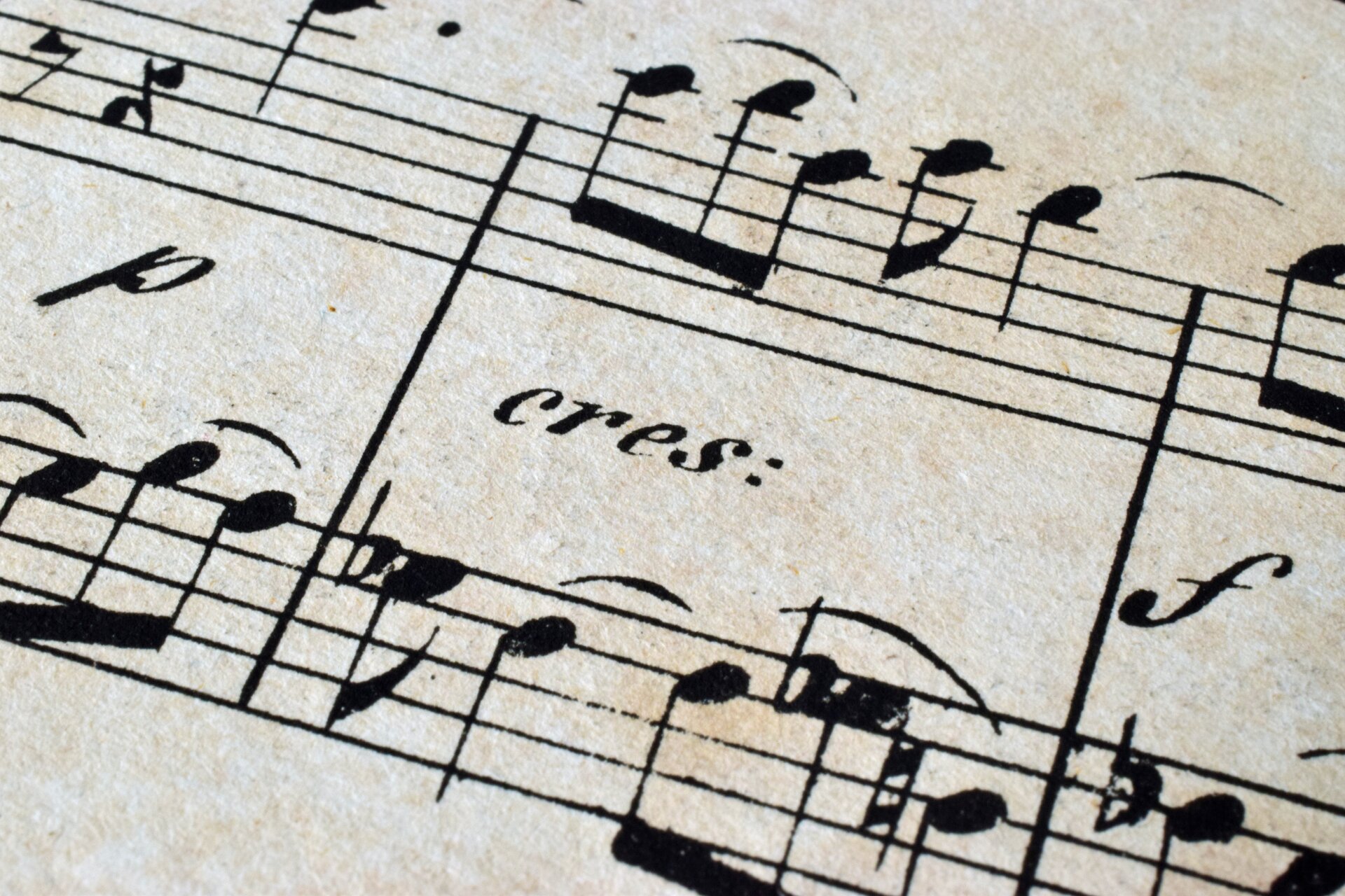 Ilustracja przedstawia przykład zapisu Crescendo. Na zdjęciu widnieje fragment zapisu nutowego z napisem „cres:” pomiędzy pięcioliniami.