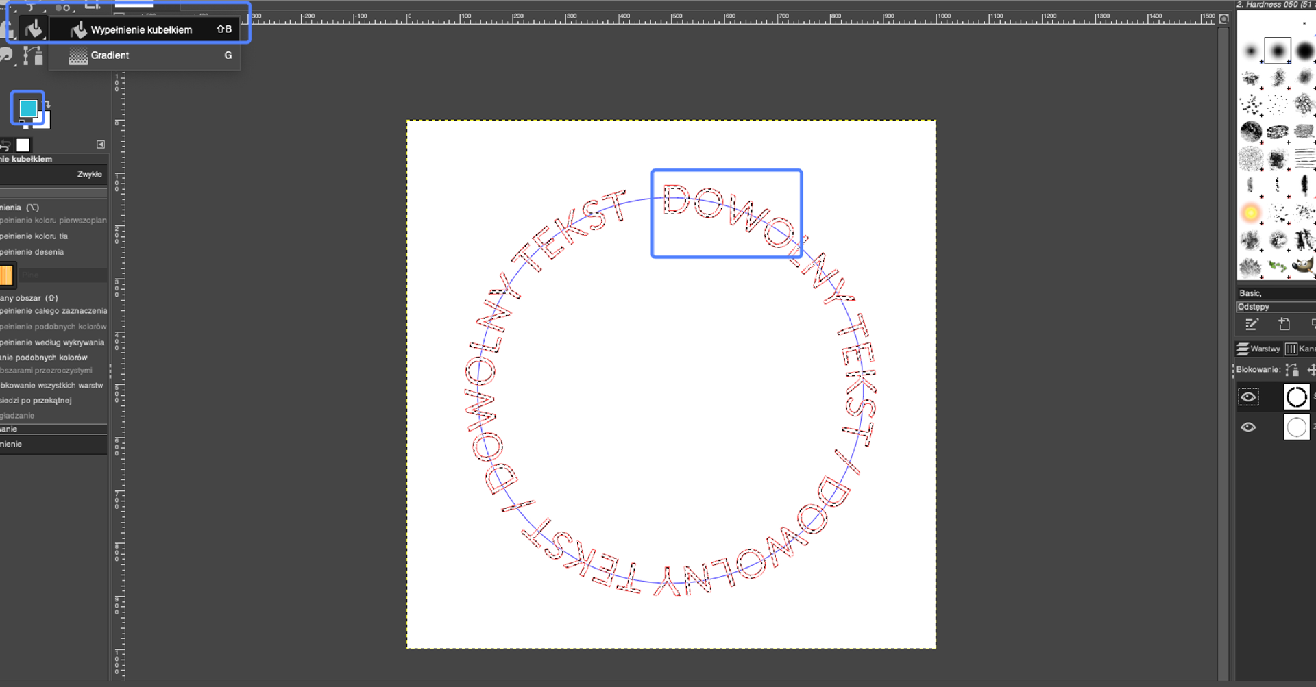 Ilustracja przedstawia okno programu. W lewym górnym rogu okna jest opcja: Wypełnienie kubełkiem. Poniżej jest ikona dwóch kwadratów. Kwadrat pierwszoplanowy jest niebieski, drugoplanowy biały. Zaznaczono niebieski. W obszarze roboczym na białym tle jest okrąg, a na nim dookoła napis: dowolny tekst / dowolny tekst / dowolny tekst. U góry fragment napisu otoczono niebieskim prostokątem. Po prawej stronie jest panel Warstw. 