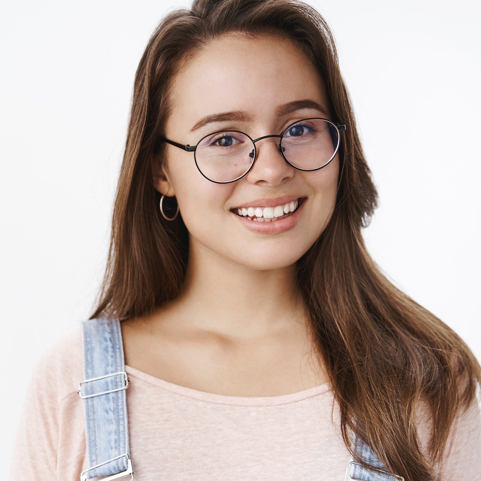 Zdjęcie przedstawia nastolatkę o brązowych półdługich włosach i ciemnych oczach. Dziewczyna nosi okulary. 