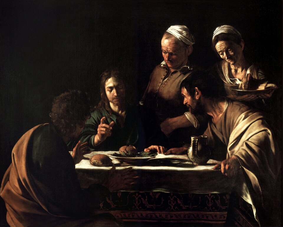 Ilustracja przedstawia pracę Michelangela Merisiego da Caravaggia „Wieczerza w Emaus”. Na obrazie widocznych jest pięć osób. Trzy z nich siedzą przy stole i spożywają posiłek; wśród nich znajduje się Chrystus, ukazany pośrodku grupy. Po jego obu stronach siedzą dwaj mężczyźni, zwróceni w stronę stołu. Obok Chrystusa stoją dwie osoby – starsza kobieta i starszy mężczyzna – usytuowani za stołem, lekko w głębi kompozycji. Oboje obserwują scenę posiłku.