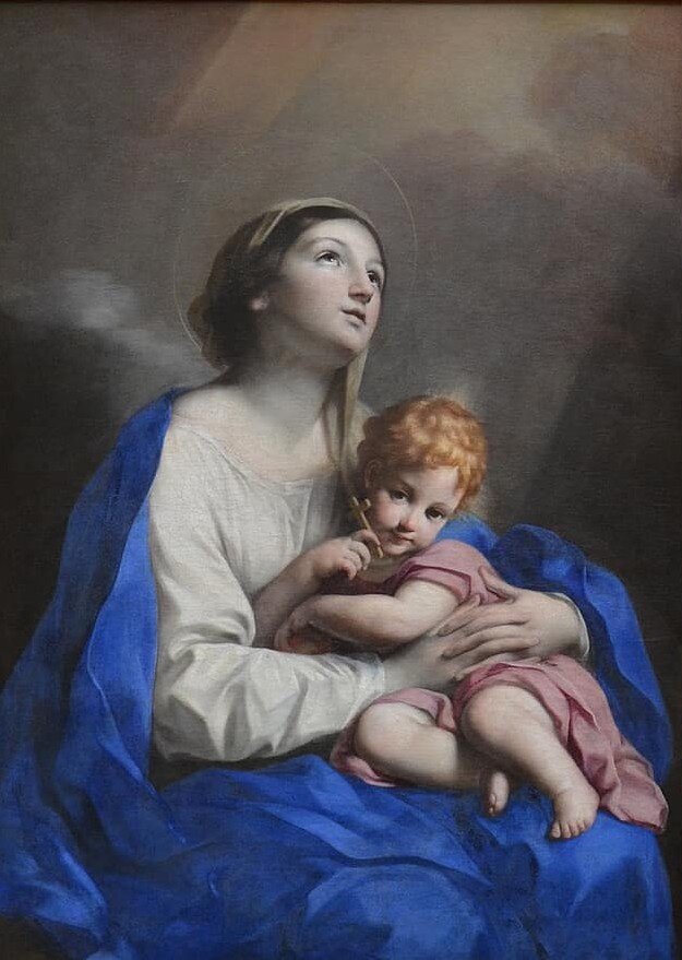 Obraz przedstawia bardzo młodą kobietę, trzymającą na kolanach około roczne dziecko. Ubrana jest w białą suknię otuloną zwiewną tkaniną w kolorze niebieskim. Na głowie ma cienką chustkę, spod której widać ciemne, gładko zaczesane włosy. Nad jej głową znajduje się delikatna aureola. Kobieta patrzy do góry. Chłopczyk przytula się do kobiety, ma rude włosy i miłą pucołowatą twarz. Jest ubrany w różową sukienkę, ale widać jego pulchne, różowe kolanka.  W prawej dłoni trzyma mały, drewniany krzyżyk i patrzy z zaciekawieniem na widza. Tło jest szaro‑niebieskie, rozświeltone jaśniejszymi promieniami.