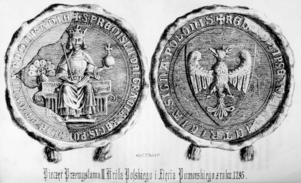 Na zdjęciu znajduje się awers i rewers monety. Jedna część przedstawia władcę siedzącego na tronie i ubranego w szaty i koronę. Trzyma on berło i jabłko królewskie. Druga część monety przedstawia polskie godło z orłem. Oby dwie części monety posiadają napisy na swoich brzegach. 