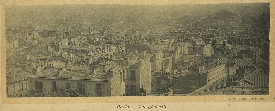 Obraz przedstawia panoramiczny widok na Paryż z końca XIX lub początku XX wieku. Perspektywa ukazuje gęsto zabudowane miasto z dziesiątkami dachów pokrytych blachą lub dachówką, kominami i niewielkimi mansardami - pomieszczeniami mieszkalnymi na strychu. W tle, na wzgórzu, widoczna jest sylwetka sakralnego obiektu dominującego nad krajobrazem. Zdjęcie ma sepiowy odcień.