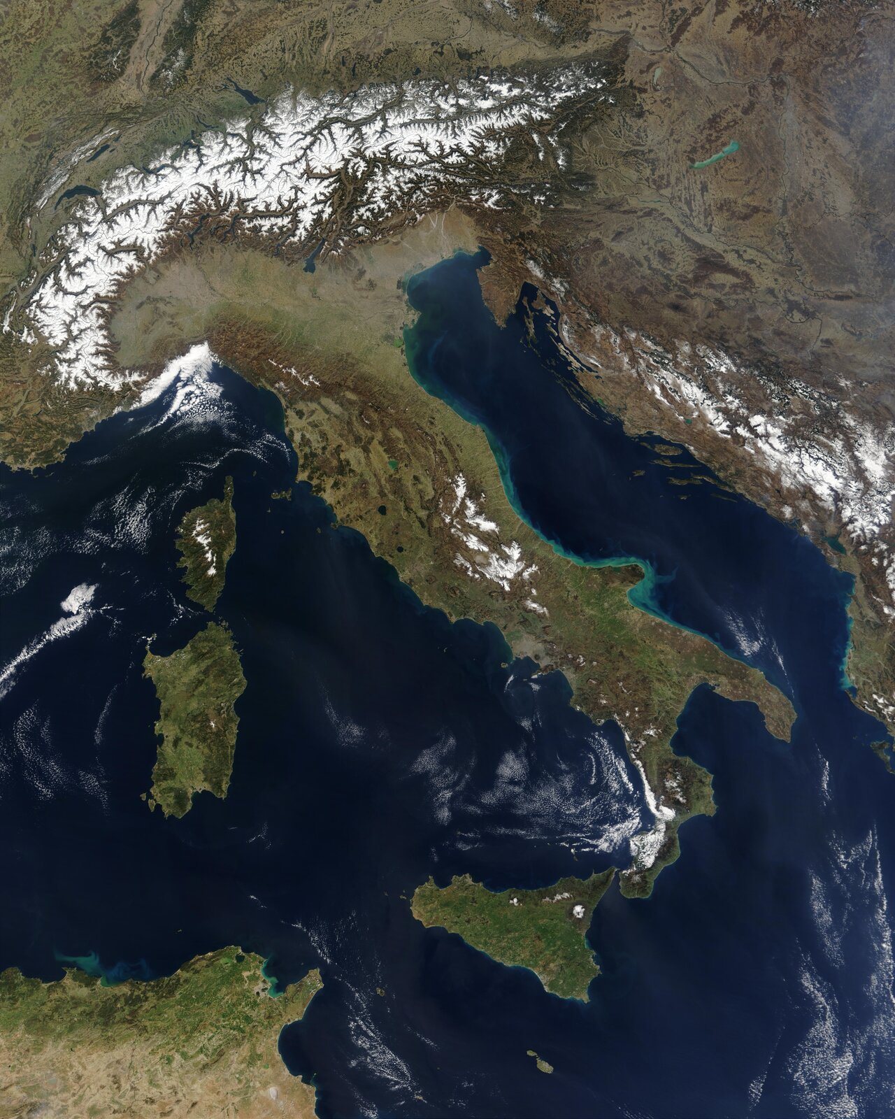 Fotografia nieznanego autora przedstawia zdjęcie satelitarne, na którym widoczny jest Półwysep Apeniński.  