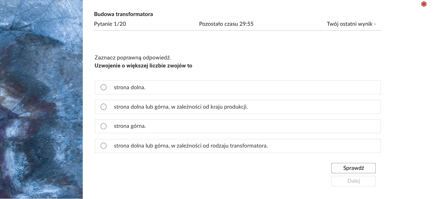 Grafika przedstawia przykładowe zadanie testowe. Ponad poleceniem widać numer pytania, czas, który pozostał na wypełnianie testu, oraz ostatni uzyskany wynik. Pod poleceniem znajdują się możliwe odpowiedzi. W prawym dolnym rogu panelu z zadaniem znajdują się dwa przyciski. Są to "Sprawdź" oraz "Dalej".
