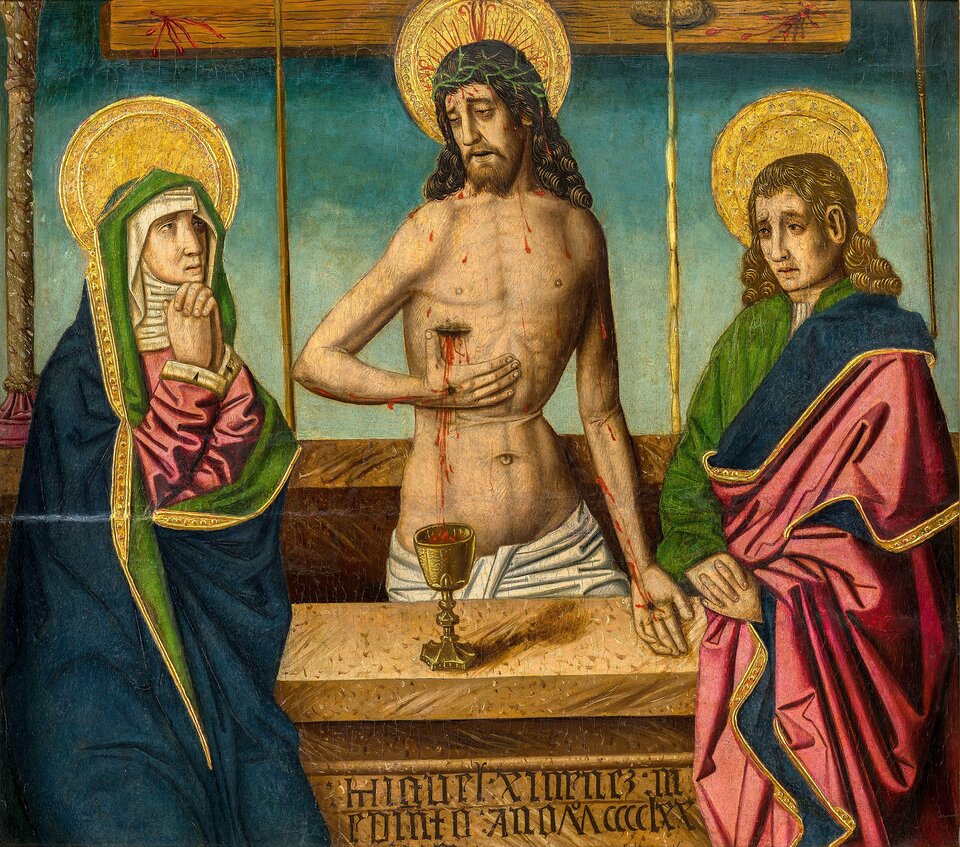 Obraz przedstawia kobietę i dwóch mężczyz przy stole. Są to, od lewej, Maryja, Chrystus i jeden z apostołów. Maryja i apostoł noszą obszerne szaty. Maryja ma złożone do modlitwy ręce, patrzy ze smutkiem na Chrystusa. Apostoł patrzy na Maryję. Nad ich głowami świecą aureole. Jezus Chrystus, znajduje się w środku, nie ma ubrania, jedynie przewiązane białą szatą biodra. Z rany pod prawą piersią leje się krew do stojącego na stole kielicha. Jezus ma na głowie koronę cierniową, nad głową aureolę, patrzy na swoją matkę. Z jego ciała małymi kropelkami sączy się krew. Prawą rękę trzyma pod sercem, lewą  ma wyprostowaną. Pokazuje rany na dłoniach. Jego twarz wyraża cierpienie.