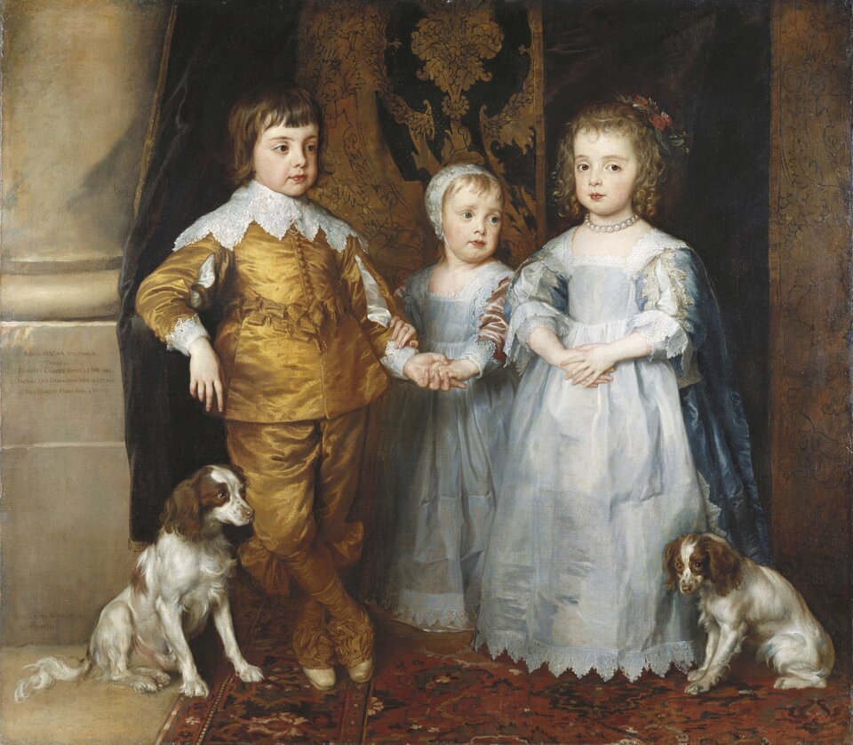 Ilustracja przedstawia obraz Antoona van Dycka „Portret trojga najstarszych dzieci króla Karola I” o kształcie poziomego prostokąta zbliżonego do kwadratu. Ukazuje troje dzieci. Są to dwie dziewczynki oraz chłopiec po lewej. Dziewczynki ubrane są w długie, białe suknie. Chłopiec ma na sobie  złoty strój z haftowanym białym kołnierzem. Lewą ręką podpiera się o gzyms z napisem. Po obu stronach, z boku siedzą psy. 