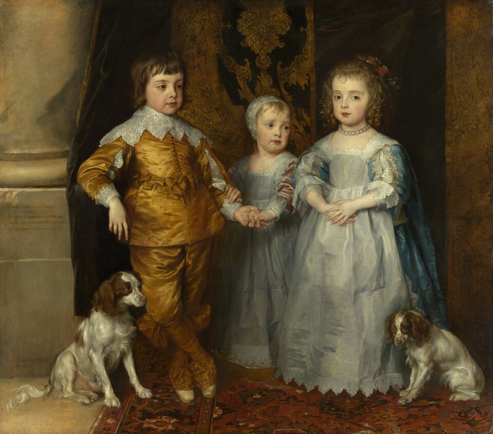 Ilustracja przedstawia obraz Antoona van Dycka „Portret trojga najstarszych dzieci króla Karola I” o kształcie poziomego prostokąta zbliżonego do kwadratu. Ukazuje troje dzieci. Są to dwie dziewczynki oraz chłopiec po lewej. Dziewczynki ubrane są w długie, białe suknie. Chłopiec ma na sobie złoty strój z haftowanym białym kołnierzem. Lewą ręką podpiera się o gzyms z napisem. Po obu stronach, z boku siedzą psy.