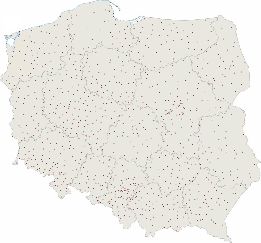 Mapa przedstawia rozmieszczenie miast w Polsce (stan na 1 stycznia 2019 roku). Na mapie widać kontur Polski wypełniony kolorem beżowym. Wyróżniają się na nim linie wyznaczające granice województw. Na mapie umieszczono bardzo liczne, czerwone punkty symbolizujące miasta.