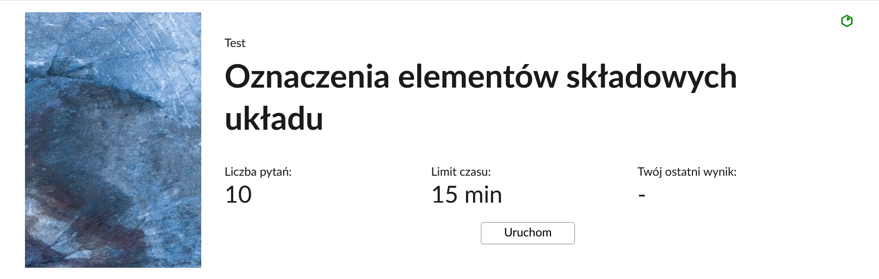 Grafika przedstawia przykładowy wygląd panelu testu. Składa się on z tytułu testu: "Oznaczenia elementów składowych układu", informacji o liczbie pytań, czasie, w którym należy rozwiązać test, oraz o ostatnim uzyskanym wyniku. Poniżej widać przycisk "Uruchom".
