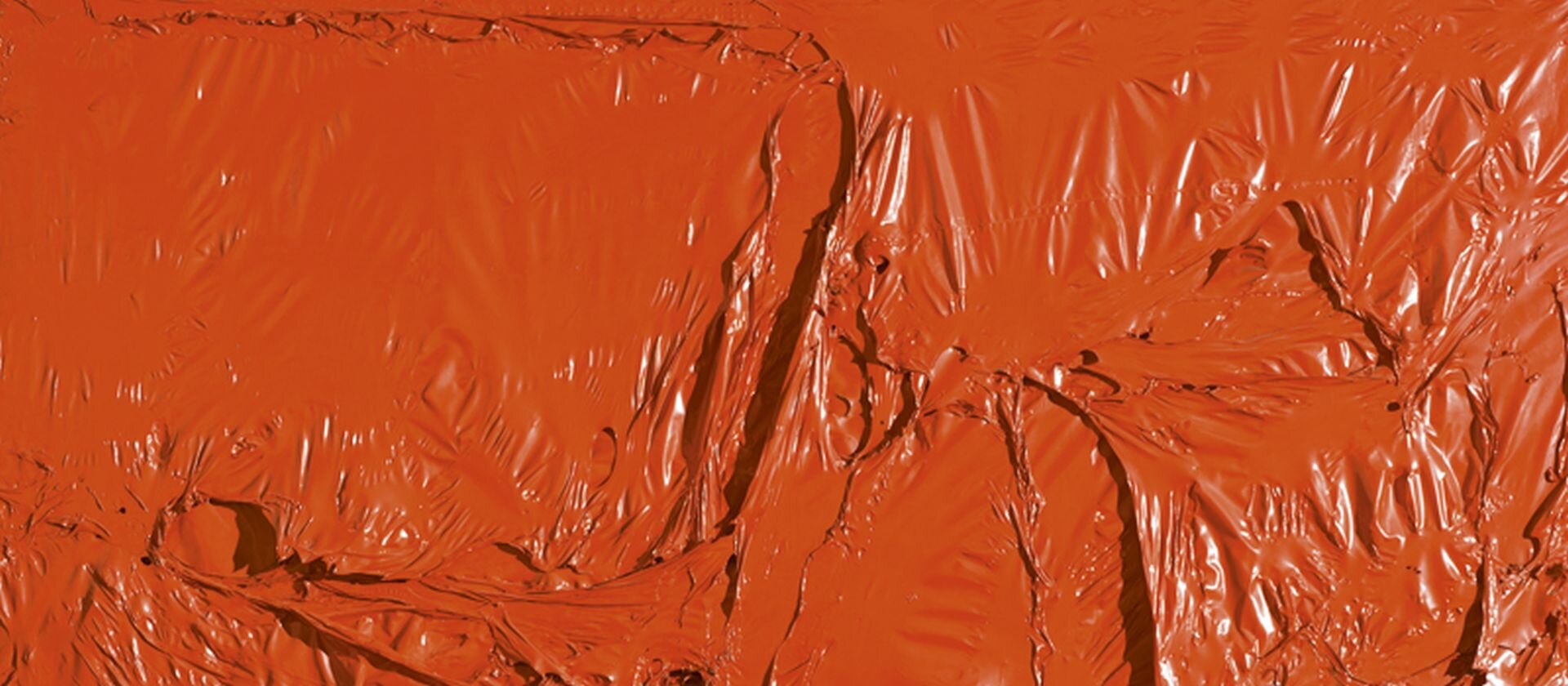 Ilustracja o kształcie poziomego prostokąta przedstawia obraz Alberto Burriego „Trauma malarstwa, Czerwony plastik”. Obraz ukazuje pomarańczową powierzchnię o silnej fakturze. Malarz zagospodarował całą powierzchnię płótna. Faktura jednak nie posiada zaplanowanego układu, jej różnorodna forma świadczy o przypadkowości.    