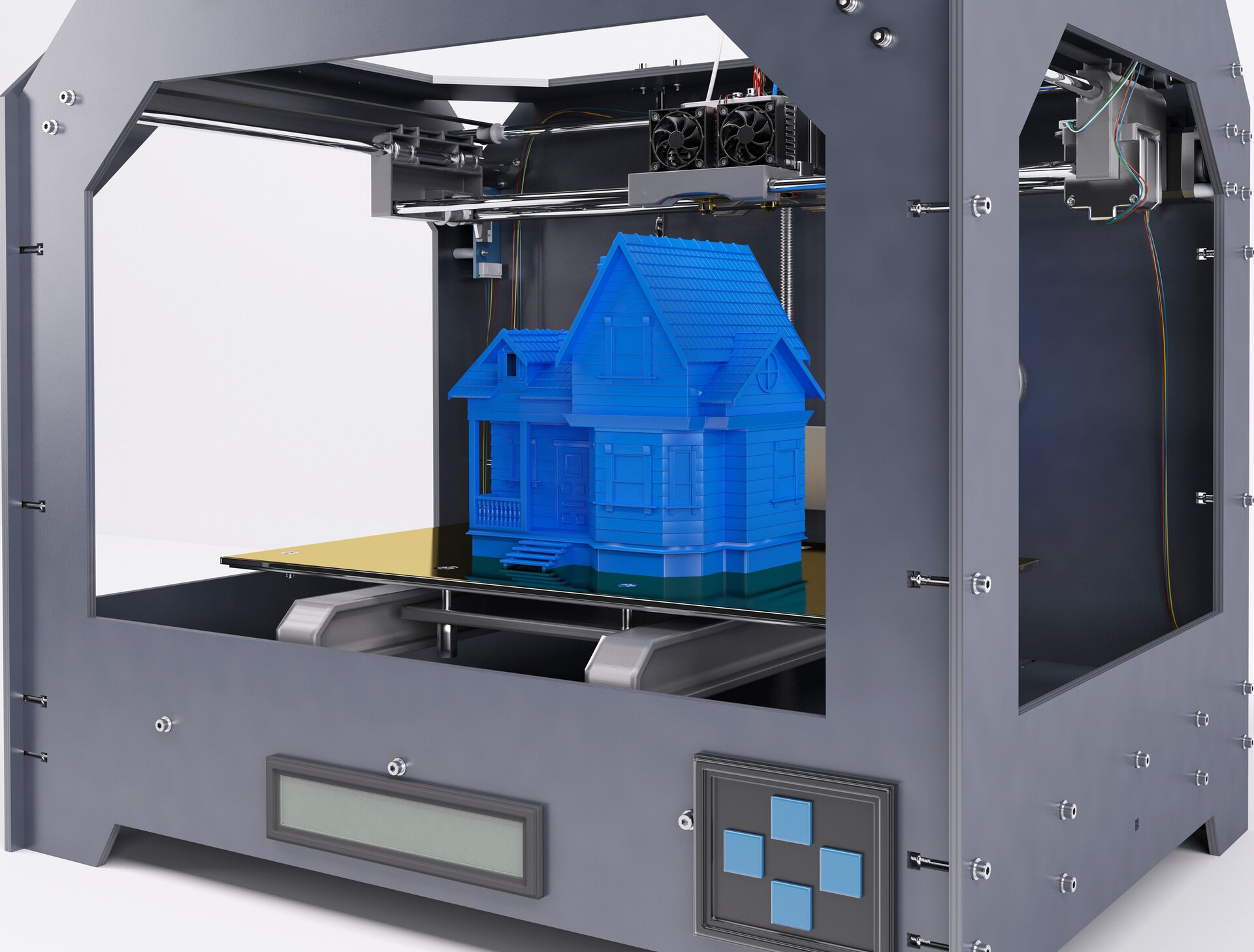 Grafika przedstawia drukarkę 3D, urządzenie w kształcie sześcianu, który ma otwory, przypominjące okna, w ścianach bocznych oraz frontowej. Panel oraz przyciski znajdują się na dole przedniej obudowy. Otwory umieszczone z trzech stron urządzenia ukazują jego wnętrze, na które składa się platforma robocza, na której jest drukowany model domu, nad którym znajduje się głowica drukująca.