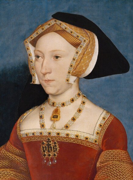 Ilustracja przedstawia portret Jane Seymour (1508/1509 – 1537) – trzeciej żony Henryka VIII. Kobieta ma czarne nakrycie głowy ze złotym obszyciem. Ma jasną karnację, ciemne oczy, usta zaciśnięte w wąską linię. Ubrana w czerwoną suknię. Na szyi ma bogato zdobiony naszyjnik. 