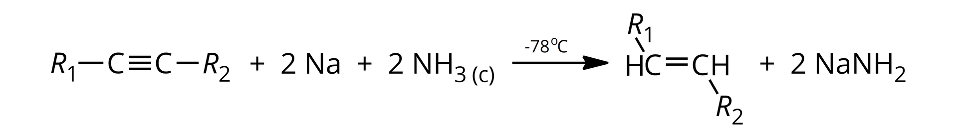 Ilustracja przedstawia schemat reakcji redukcji alkinów. Cząsteczka alkinu zbudowana z dwóch połączonych za pomocą wiązania potrójnego atomów węgla. Pierwszy z nich podstawiony jest grupą R1, zaś drugi - grupą R2. Dodać dwa atomy Na. Dodać dwie cząsteczki ciekłego amoniaku  NH3. Strzałka w prawo, nad strzałką temperatura minus siedemdziesiąt osiem stopni Celsjusza. Za strzałką cząsteczka alkenu o konfiguracji E; alken zbudowany jest z dwóch połączonych za pomocą wiązania podwójnego atomów węgla, z których pierwszy podstawiony jest atomem wodoru oraz grupą R1. Drugi z atomów węgla łączy się również z atomem wodoru oraz z podstawnikiem R2. Dodać dwie cząsteczki NaNH2. Wiązanie podwójne w cząsteczce alkenu przedstawiono w płaszczyźnie monitora. Atomy wodoru w cząsteczce alkenu znajdują się po przeciwnych stronach tej płaszczyzny. Jeden przed, a drugi za. Analogicznie podstawniki. Tutaj podstawnik R1 za płaszczyzną, a R2 przed.