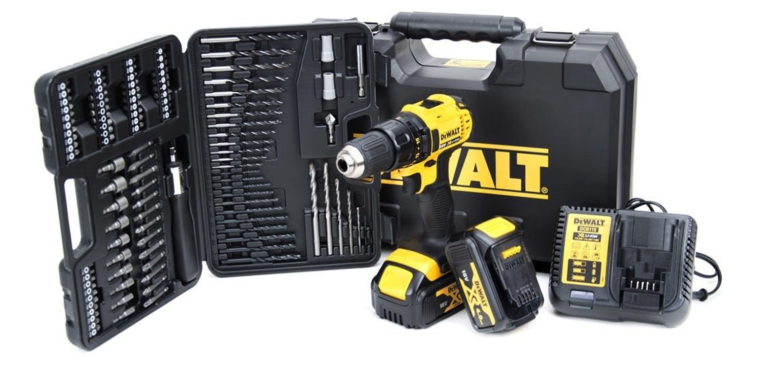 Zdjęcie ukazuje wiertarko‑wkrętarkę akumulatorową. Z boku znajduje się ładowarka oraz dodatkowa bateria. W tle widoczna jest otwarta walizka z wymiennymi wiertłami oraz druga walizka służąca do przechowywania tego urządzenia.