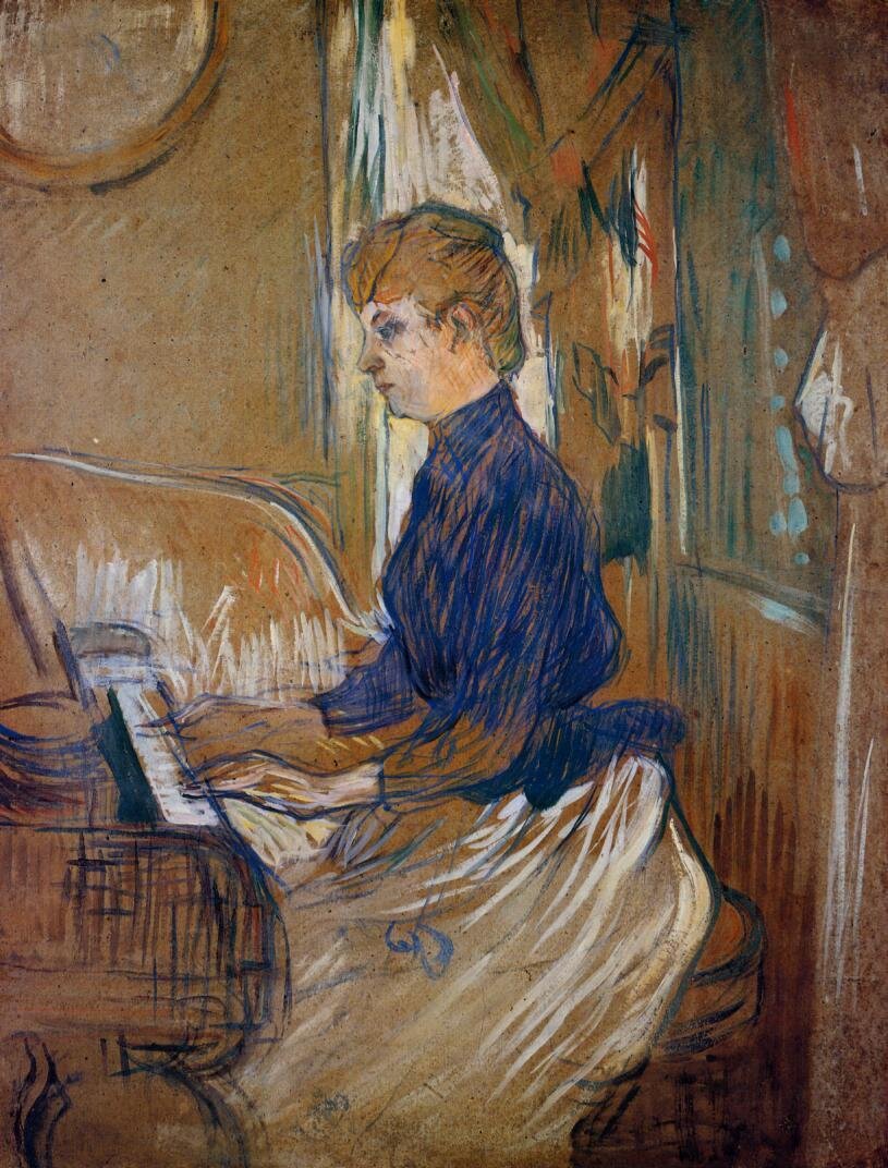 Obraz przedstawia kobietę, która siedzi przy pianinie. Gra na nim. Postać ma upięte włosy z tyłu. Jest ubrana w niebieską bluzkę z długim rękawem rozkloszowaną na biodrach oraz długą białą spódnicę. Za plecami kobiety znajduje się okno, w którym wiszą firanki i zasłony spięte z dwóch stron. Na ścianie naprzeciwko pianina wisi okrągłe lustro.
