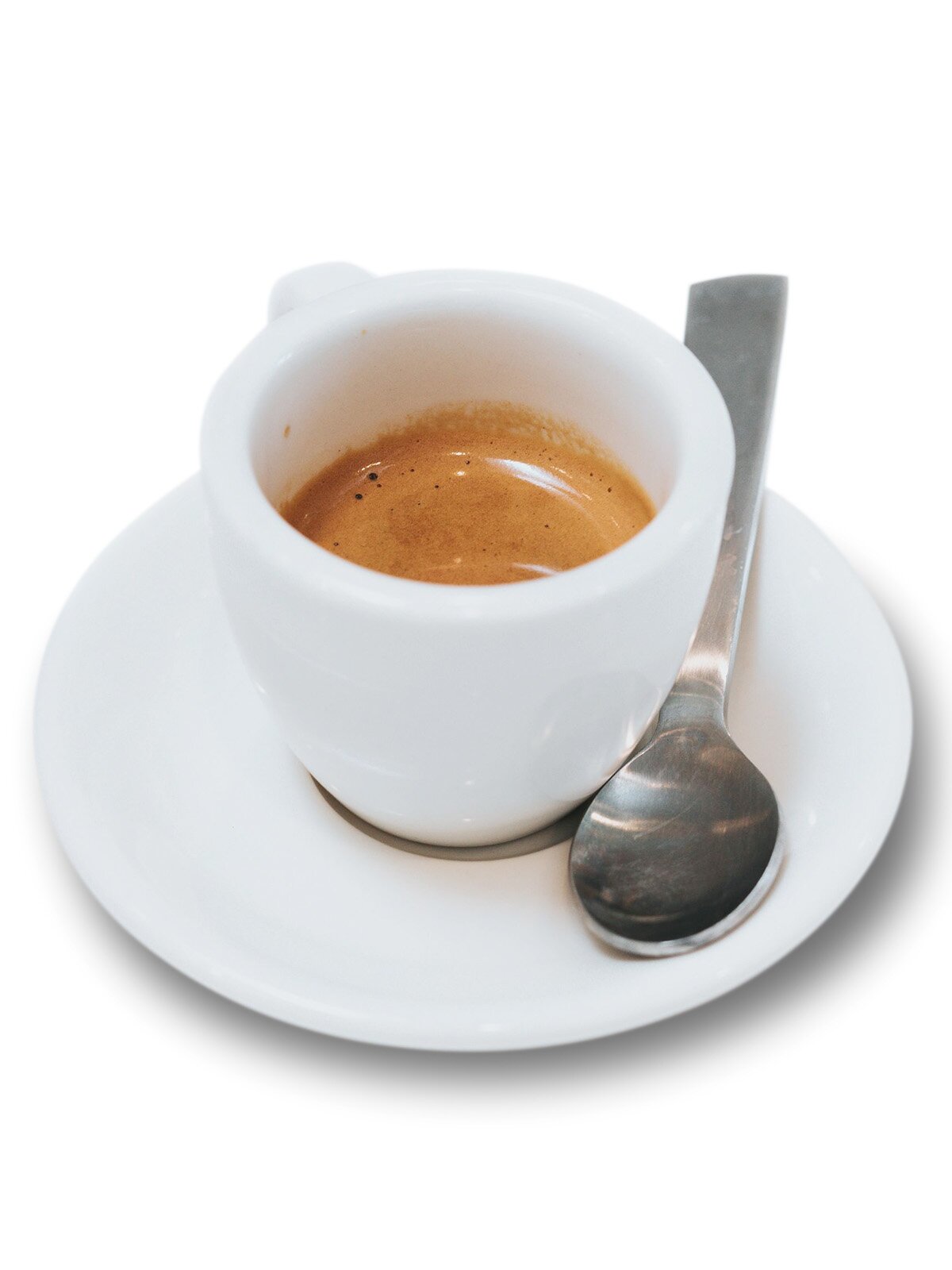 Ilustracja przedstawiająca kawę w białej filiżance oraz srebrną łyżeczkę.