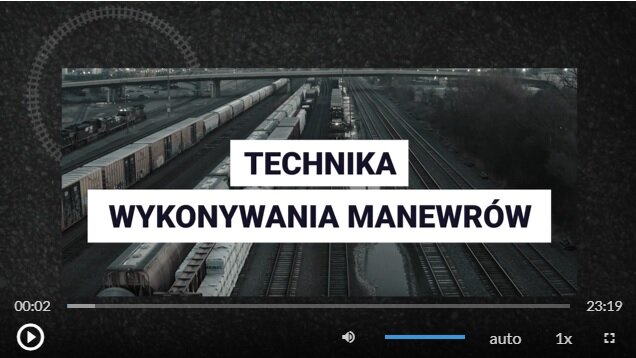Zrzut ekranu przedstawia klatkę z filmu instruktażowego, na której widoczny jest tytuł Technika wykonywania manewrów. W dolnej części ekranu znajdują się przyciski. Od lewej. Przycisk odtwórz, wstrzymaj. Następnie przycisk włączania i wyłączania dźwięku, pasek głośności, ścieżka alternatywna z audiodeskrypcją, napisy, jakość odtwarzania, prędkość odtwarzania, tryb pełnoekranowy.