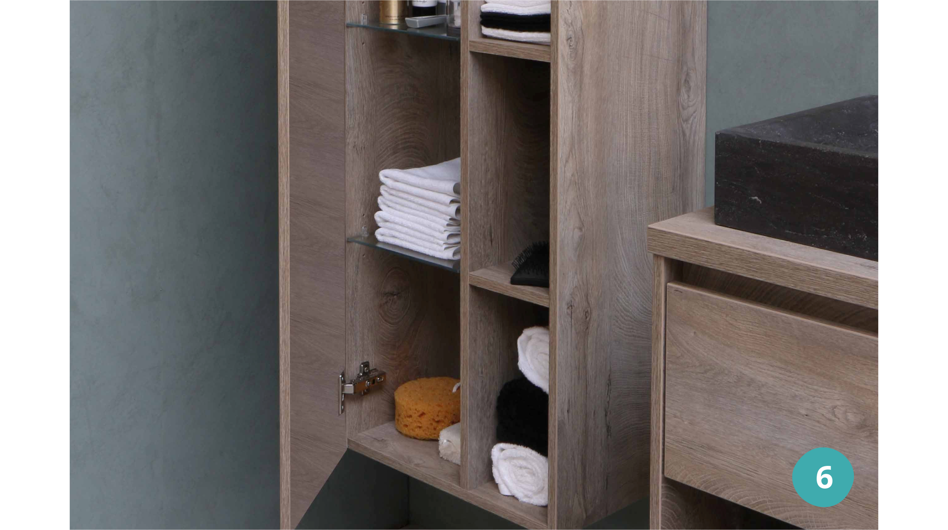 Zdjęcie przedstawia szafkę, w której znajdują się ręczniki.