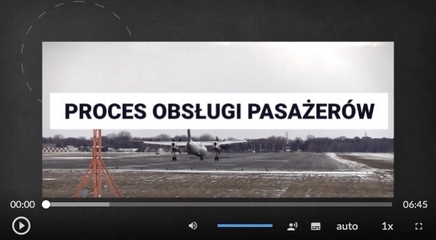 Na przykładowej planszy filmu widać napis proces obsługi pasażerów oraz samolot w tle.Poniżej znajduje się menu w poziomie, a w nim od lewej: przycisk uruchomienia i pauzowania filmu, wybór poziomu głośności, opcja włączenia napisów, opcja włączenia audiodeskrypcji, opcja auto, opcja ustawienia prędkości odtwarzania, opcja trybu ekranowego
