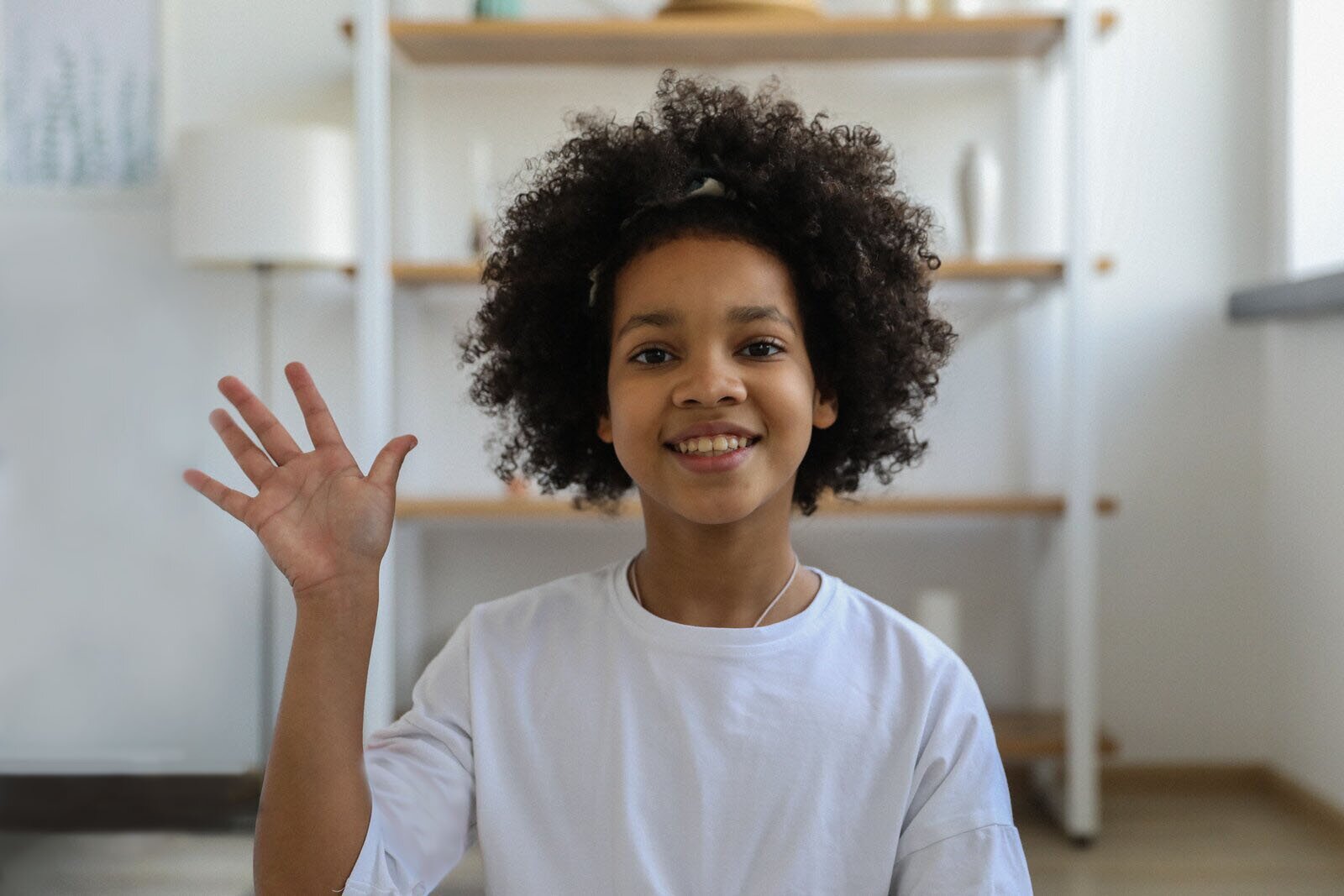 Zdjęcie przedstawia młodą dziewczynę.