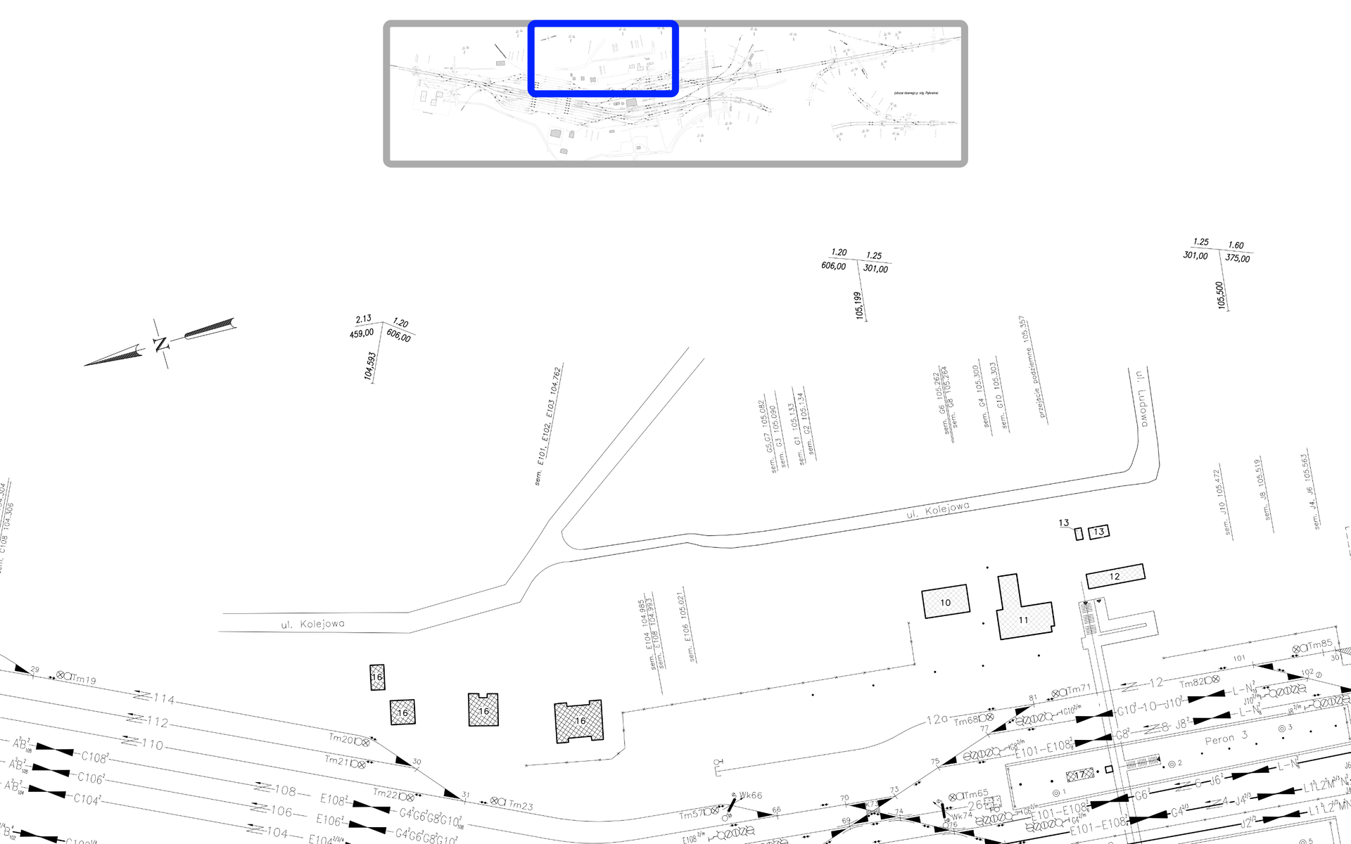 Ilustracja przedstawia plan schematyczny stacji Koluszki w zbliżeniu. Zbliżenie obejmuje drogi dojazdowe, grupę torów towarowych (tory 104- 114), oraz infrastrukturę pasażerską – peron 3.  Plan schematyczny przedstawia między innymi informację o umiejscowieniu peronów, kilometracji linii, oznaczenie torów, rozjazdów, semaforów, oraz innych urządzeń oraz elementów infrastruktury niezbędnej do bezpiecznego prowadzenia ruchu kolejowego. Są to dane niezbędne dla dyżurnego ruchu do bezpiecznego prowadzenia ruchu kolejowego.