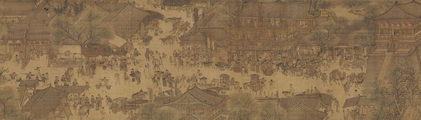 Chińska ilustracja, przedstawiająca widok na targ w wiosce. Tłum ludzi, konne zaprzęgi i wozy przemieszczają się centralną arterią wioski, składającej się z domostw ze spadzistymi dachami i domów w formie chińskiej pagody. W centralnej części ilustracji widoczna boczna droga, narysowana ku górnej części ilustracji, łącząca się z tą przecinającą centrum ilustracji. 