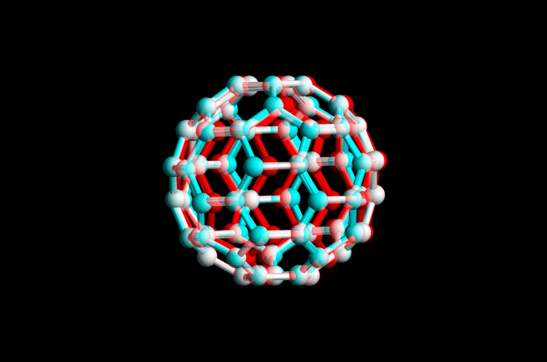 Zdjęcie przedstawia komputerowy model cząsteczki fulerenu w postaci kulek symbolizujących atomy połączonych słupkami  symbolizujących wiązania. Obrazek wykonany jest w technice stereograficznego 3D, dzięki czemu oglądany przez czerwono niebieskie okulary będzie wydawał się trójwymiarowy.