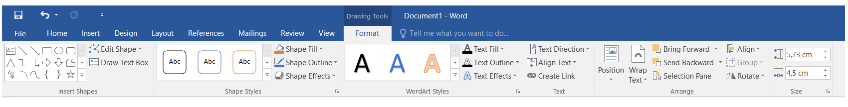 Zrzut ekranu przedstawia kartę Drawing Tools - Format. Od lewej strony blok Insert Shapes z listą zawierającą możliwe kształty do wstawienia (np. pole tekstowe, linia, strzałka liniowa, prostokąt owal, trójkąt, łamana, strzałka łamana, strzałka w prawo, strzałka w dół, dowolny kształt). Obok listy rozwijane Edit Shape o Draw text Box. Następnie po lewej stronie znajduje się blok Shape Styles z listą zawierającą predefiniowane pola tekstowe mogące różnić się między sobą kolorem i stylem obramowania i wypełnienia oraz formatem czcionki. Obok listy rozwijane Shape Fill, Shape Outline, Shape Effects. Następnie po lewej stronie znajduje się blok WordArt Styles z listą zawierającą predefiniowane teksty ozdobne mogące różnić się między sobą kolorem i stylem obramowania i wypełnienia oraz formatem czcionki. Obok listy rozwijane Text Fill, Text Outline i Text Effects. Następnie po lewej stronie znajduje się blok Text z listami rozwijanymi Text Decoration, Align Text, Create Link. Następnie po lewej stronie znajduje się blok Arrange z listami rozwijanymi Position, Wrap Text, Bring Forward, Send Backward, Selection Pane, Align, Group, Rotate. Na końcu znajduje się blok Size, gdzie w dwóch polach tekstowych można zdefiniować wysokość i szerokość kształtu. 
