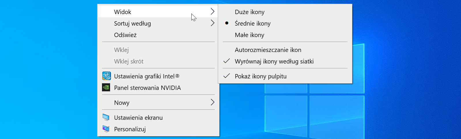 Ilustracja przedstawia pulpit systemu Windows 10 z otworzonym menu kontekstowym. Pozycje od góry to: Widok, Sortuj według, Odśwież, Wklej, Wklej skrót, Ustawienia grafiki Intel, Panel sterowania NVIDIA, Nowy, Ustawienia ekranu, Personalizuj. Rozwinięto pozycję Widok, gdzie wyświetlono od góry: Duże ikony, Średnie ikony (zaznaczono), Małe ikony, Autorozmieszczanie ikon, Wyrównaj ikony według siatki (zaznaczono), Pokaż ikony pulpitu (zaznaczono).