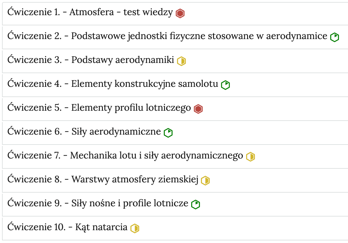 Zdjęcie przedstawia przykładowy wygląd zakładek zawierających interaktywne materiały sprawdzające. Składają się one z prostokątnych paneli umieszczonych jeden pod drugim. Każdy panel posiada numer oraz tytuł, który nawiązuje do zawartego w nim zadania, a także poziom trudności, na przykład: ćwiczenie 10 myślnik kąt natarcia, poziom średni.