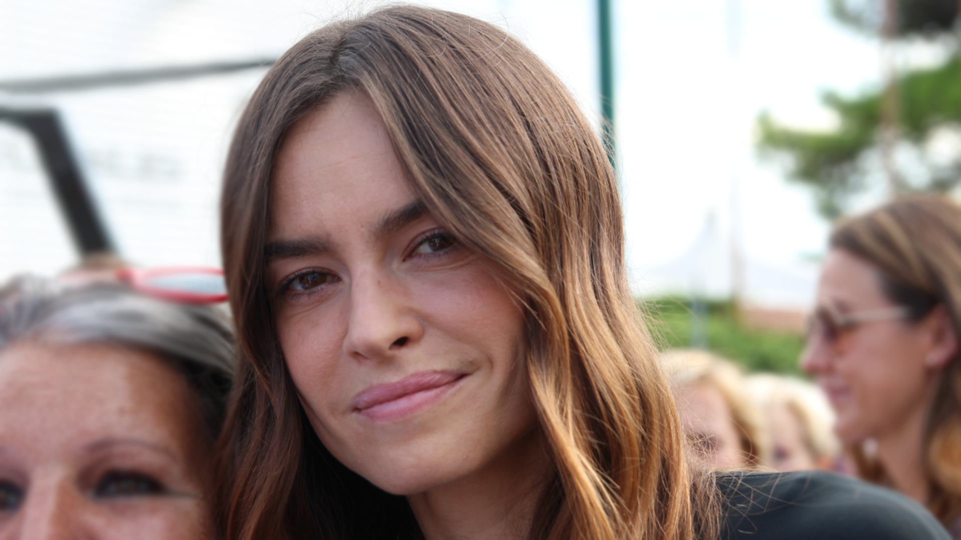 Zdjęcie przedstawia zbliżenie na twarz aktorki Kasi Smutniak. Aktorka ma długie włosy, jest lekko uśmiechnięta.