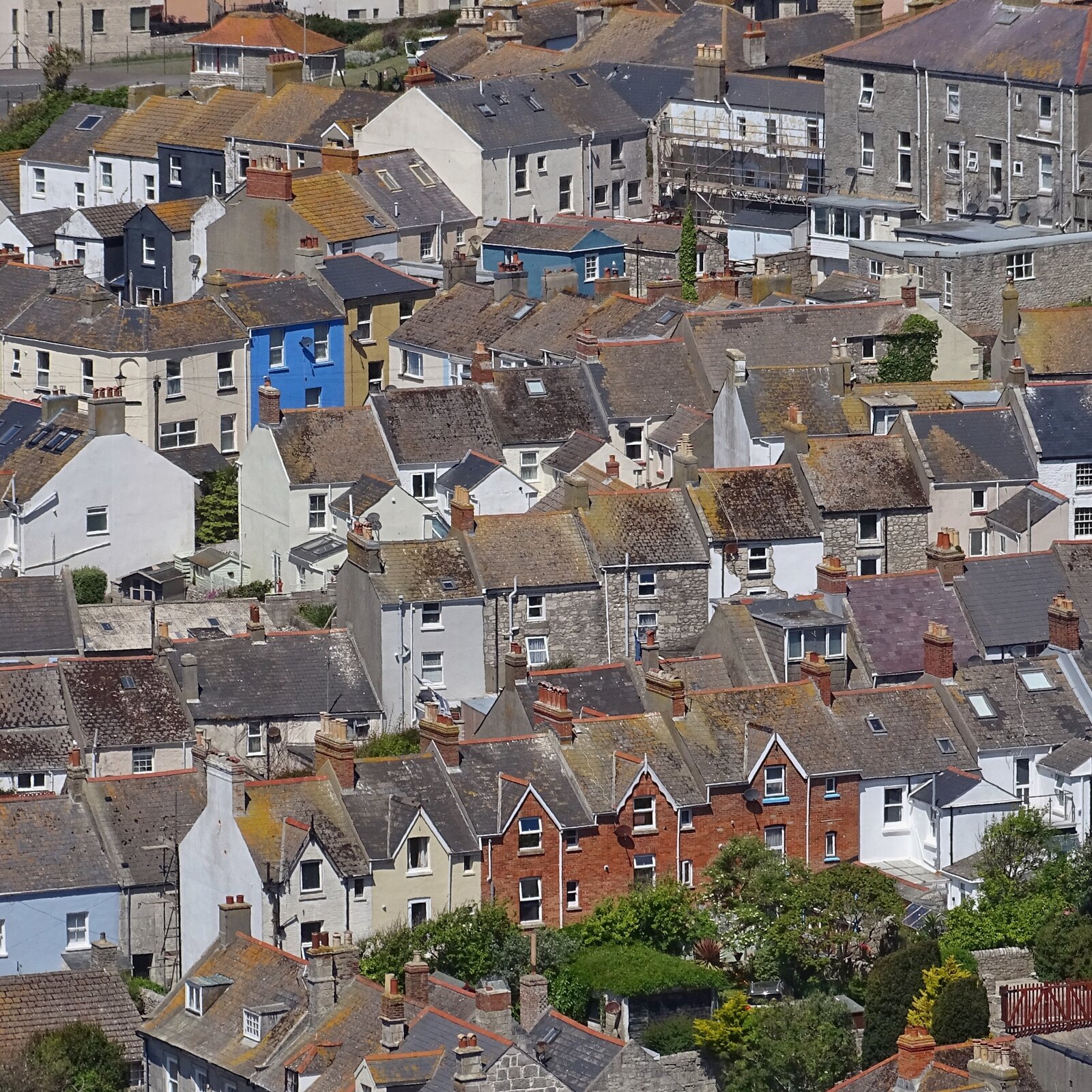 Zdjęcie przedstawia wiele domów szeregowych z lotu ptaka. 