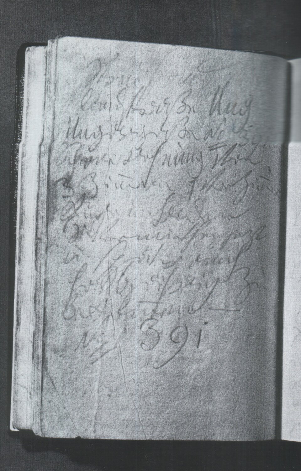 Ilustracja przedstawia skan zeszytów konwersacyjnych; zbliżenie na jedną stronę zeszytu, zapisaną szarym, niewyraźnym pismem.