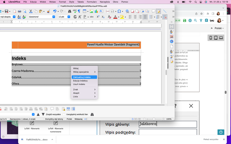 Zrzut ekranu przedstawia otwarty dokument w LibreOffice Writer, w którym widoczny jest wygenerowany indeks z hasłami i numerami stron. Nad tabelą indeksu znajduje się pomarańczowy pasek z tytułem „Paweł Huelle Weiser Dawidek (fragment)”. Na tle szarego nagłówka widnieje napis „Indeks”, a niżej widać listę indeksowych haseł wraz z kropkowanymi liniami prowadzącymi do numerów stron. Nad indeksem, w kontekście menu podręcznego, widać wybranie opcji „Zaktualizuj indeks”. W prawym dolnym rogu oraz po bokach widoczne są fragmenty interfejsu innych otwartych okien i aplikacji, w tym edytor tekstu i pasek narzędzi.