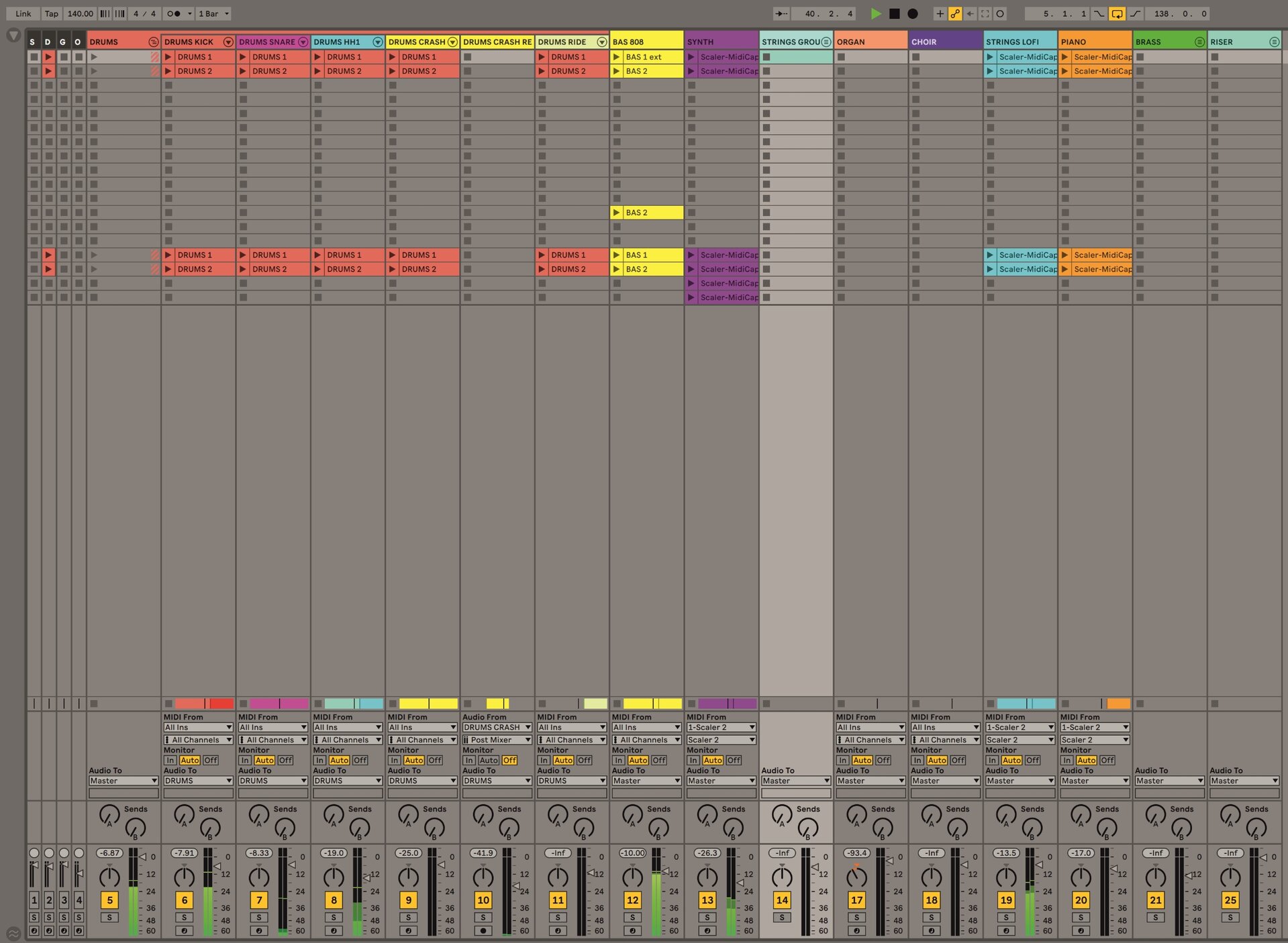 Na ciemnoszarej stronie programu znajdują się kolorowe paski z napisami. Na pierwszym czerwonym pasku znajduje się napis „DRUMS”. Na drugim czerwonym pasku „DRUMS KICK” pod którym zostały umieszczone napisy razy dwa „DRUMS 1” i „DRUMS 2” . Następnie na fioletowym pasku został umieszczony napis „DRUMS SNARE” pod którym zostały umieszczone napisy razy dwa „DRUMS 1” i „DRUMS 2”. Na niebieskim pasku „DRUMS HH1” i dwa razy napis „DRUMS 1” i „DRUMS 2”. Żółty pasek z napisem „DRUMS CRASH” i dwa razy napis „DRUMS 1” i „DRUMS 2” . Kolejny żółty pasek z napisem „DRUMS CRASH RE”. Następnie szary pasek z napisem „DRUMS RIDE” pod którym znajduje się dwa razy napis „DRUMS 1” i „DRUMS 2”. Obok znajduje się żółte paski z napisem „BAS 808” i pod spodem „BAS 1 ext” i trzy razy „BAS 2” i  raz „BAS 1” . Na kolejnych fioletowych paskach znajduje się napis „SYNTH” i sześć razy „Scaler‑MidiCap”. Na kolejnym niebieskim pasku został umieszczony napis „STRINGS GROU”. Następnie na pomarańczowym pasku napis „ ORGAN”. Następnie fioletowy pasek z napisem  „CHOIR”. Obok niebieskie paski z napisem „STRINGS LOFI” i cztery razy „Scaler‑MidiCap” . Pomarańczowe paski z napisem „PIANO” i cztery razy „Scaler‑MidiCap”. Zielony pasek z napisem „BRASS” i ostatni niebieski pasek z napisem „RISER”. Na dole strony została umieszczona belka z wieloma elementami funkcyjnymi w tym przyciskami, wyświetlaczami oraz czarnymi suwakami. 