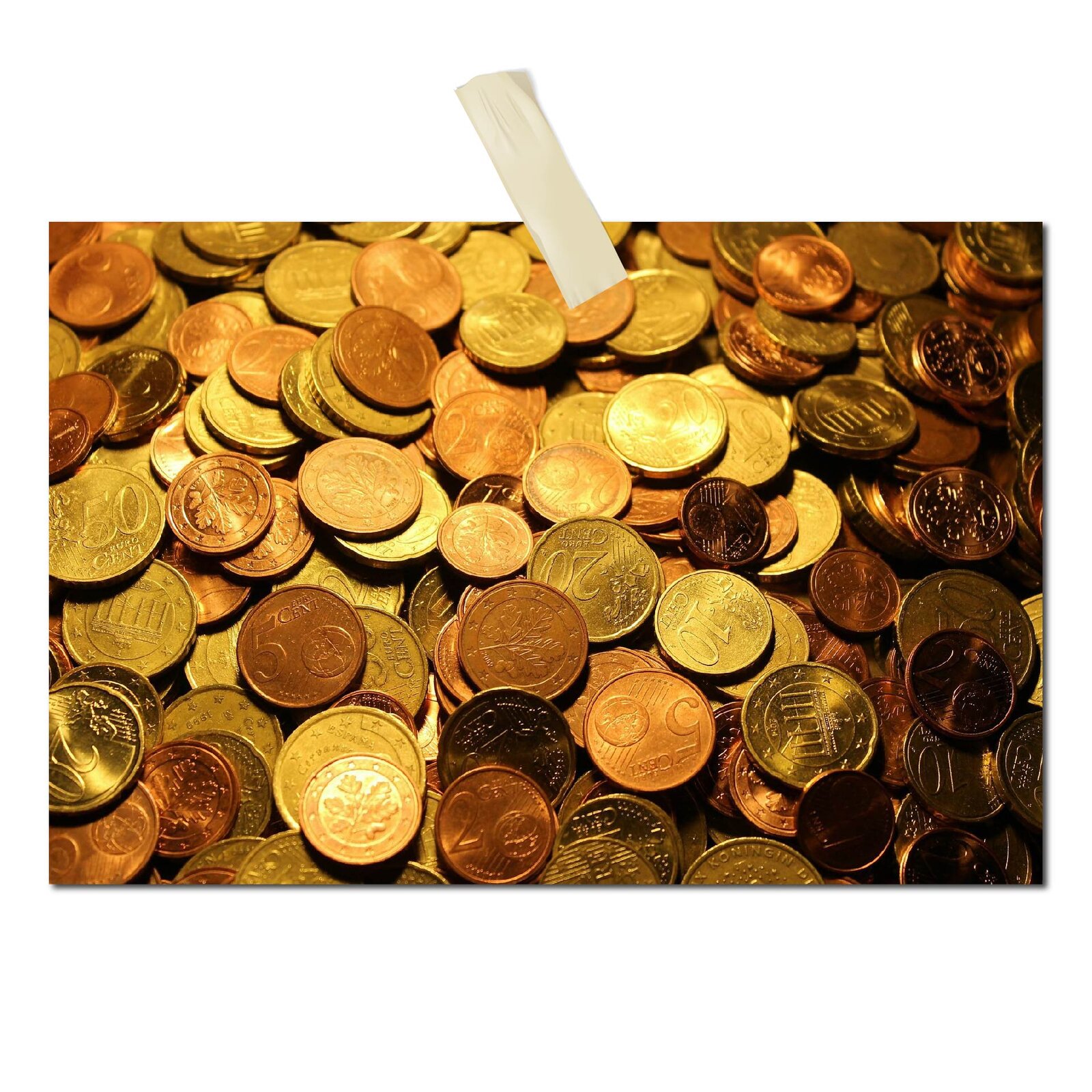 Na zdęciu widoczna jest sterta centów o różnych nominałach. 