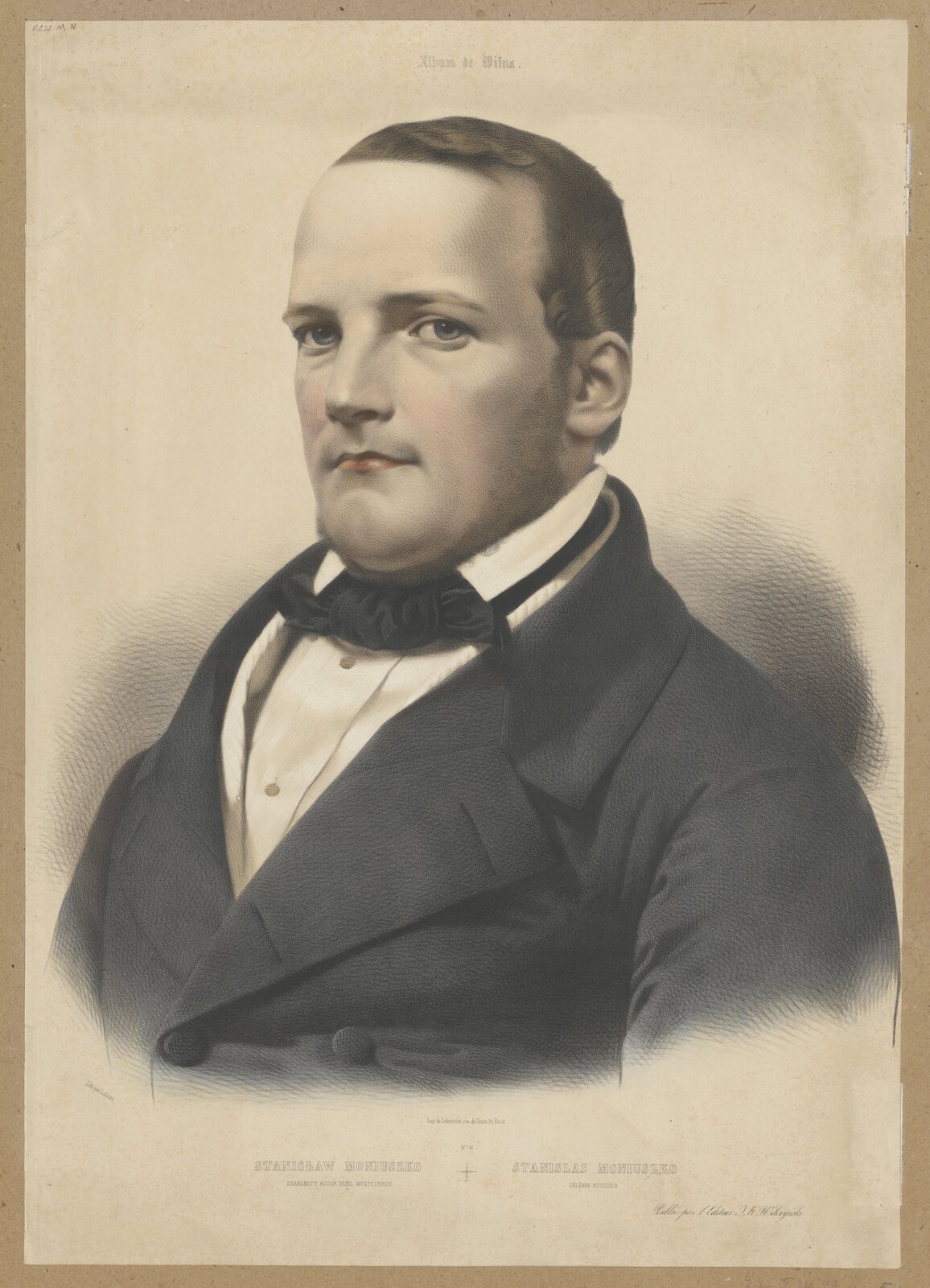 Ilustracja przedstawia portret Stanisława Moniuszki autorstwa Adolphe’a Lafosse’a. Kolorowa grafika ukazuje mężczyznę w średnim wieku, ubranego w ciemny kaftan oraz białą koszulę z zawiązanym pod szyją czarnym halsztukiem. Kompozytor ma ułożone, krótko ostrzyżone włosy koloru ciemny blond. Jego twarz okala nieduża, przycięta broda. Usta podkreślone są czerwonym kolorem.