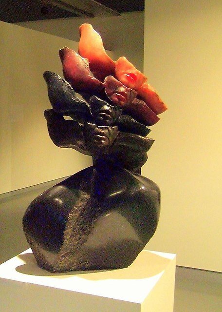 Zdjęcie przedstawia tors z częścią głowy odlany z autentycznej postaci i kilkakrotnie powielony. Ten sam odlew tylko w innym kolorze wchodzi jedna w drugą tworząc spętrzoną formę. 