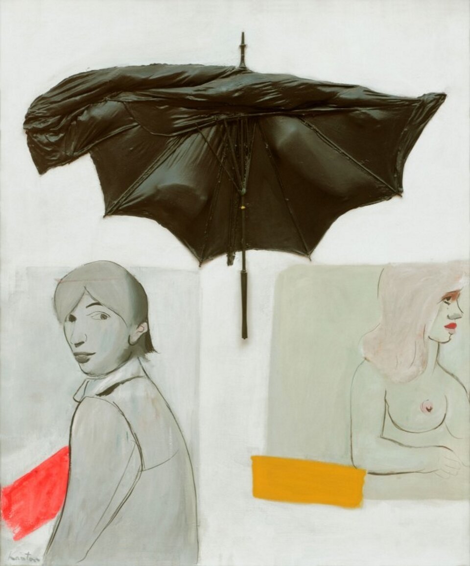 Ilustracja przedstawia obraz pt. „L`emballage” autorstwa Tadeusza Kantora. Obraz ukazuje w górnej części połamany parasol. Dół podzielony jest na dwie części: po lewej stronie znajduje się szczupły mężczyzna z dłuższymi włosami w koszuli z kołnierzem; po prawej stronie znajduje się kobieta z nagą piersią z różowymi włosami, na długości ramienia.