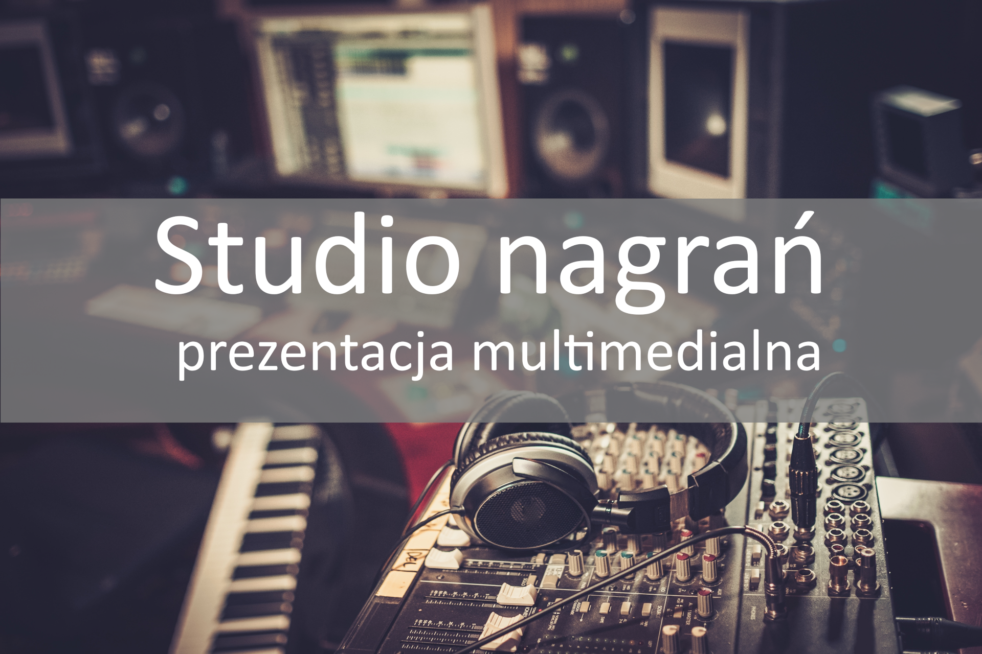 Ilustracja przedstawia wnętrze studia nagrań z konsolą do miksowania, monitorami oraz słuchawkami. Na ilustracji umieszczono szarawe pole z napisem: Studio nagrań. Prezentacja multimedialna.