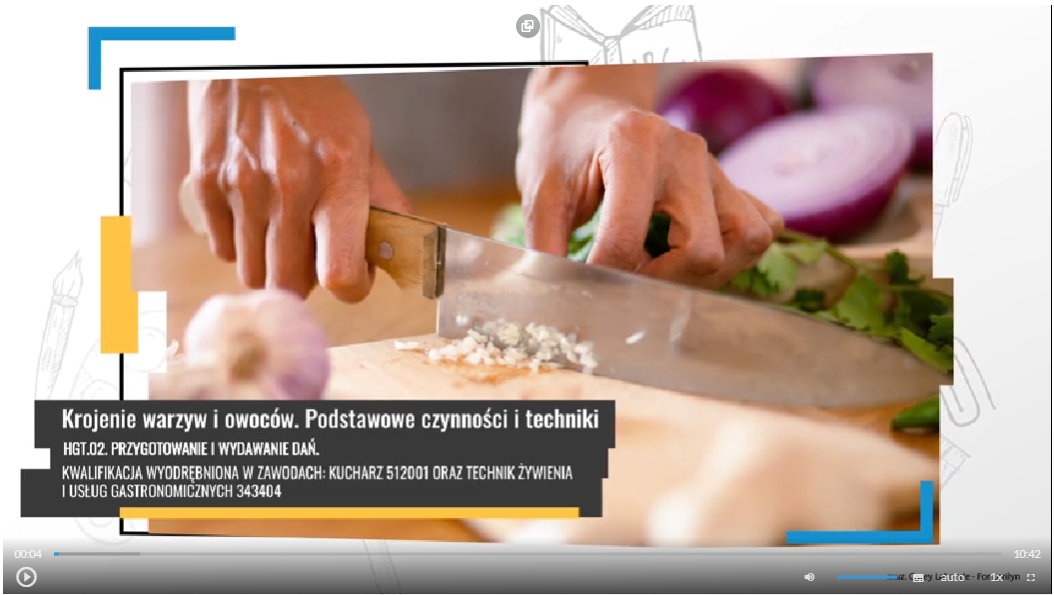 Grafika przedstawia widok ujęcia początkowego filmu instruktażowego zatytułowanego Krojenie warzyw i owoców. Podstawowe czynności i techniki. Na grafice widać pasek sterowania filmem, który zawiera przycisk startu film, suwak głośności filmu, przycisk włączenia napisów, przycisk wyboru jakości odtwarzanego filmu, przycisk wyboru prędkości odtwarzania filmu oraz przycisk włączenia pełnego ekranu.