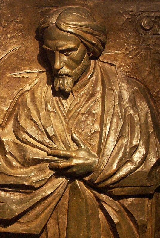 Ilustracja przedstawia płaskorzeźbę. To postać dojrzałego mężczyzny z lekko pochyloną głową. Jego czoło i brwi są zmarszczone. Włosy półdługie, zarost na twarzy. Poeta ubrany w gęsto udrapowaną szatę, lewą dłonią przytrzymuje tkaninę.