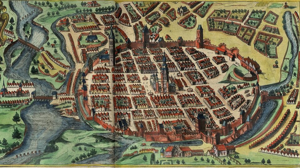 Plan C przedstawia Poznań. Miasto ma okrągły kształt. Ulice przecinają się pod kątem prostym, na środku znajduje się kościół. Miasto otoczone jest murami obronnymi. Obok przepływa rzeka.