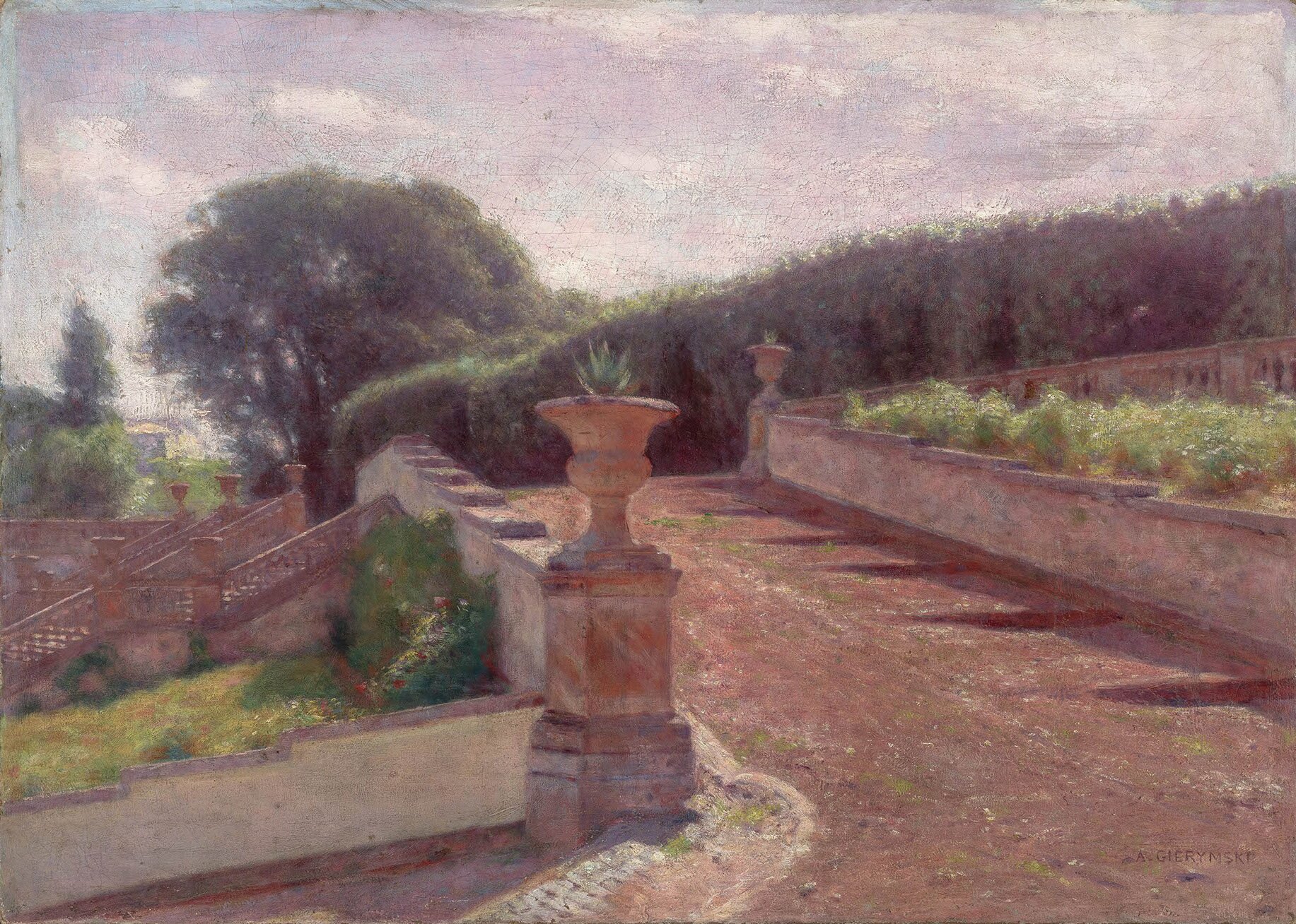 Obraz ukazuje uliczkę w parku. Po prawej oraz po lewej stronie znajduje się ozdobny murek. Na początku muru stoi donica, w której rośnie zielona, niewielka roślina. Na drugim planie, po lewej stronie ukazane są schody, a tuż obok nich krzewy z czerwonymi kwiatami. W tle znajduje się zielona, bujna roślinność oraz drzewo.