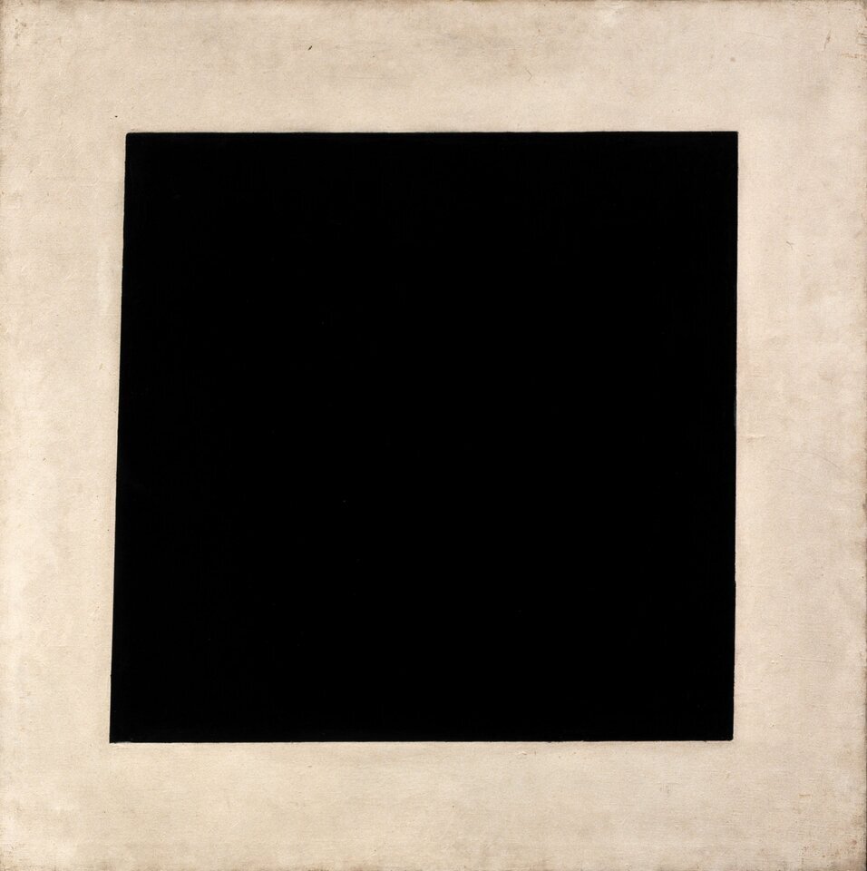 Ilustracja przedstawia czarny kwadrat na białym tle. Kwadrat ma jedną krawędź lekko przesuniętą. Kwadrat umieszczony jest w centrum obrazu i pokrywa większą jego część. Białe tło stanowi ramę kwadratu, ale nie jest czystą bielą. 