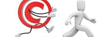 Ilustracja przedstawiająca symbol oznaczający prawa autorskie. Znak jest w kolorze czerwonym i ma dorysowane czarnymi cienkimi liniami nogi i ręce zakończone białymi dłońmi i stopami. Goni on  uciekającą przed nim szarą postać ludzika bez twarzy.