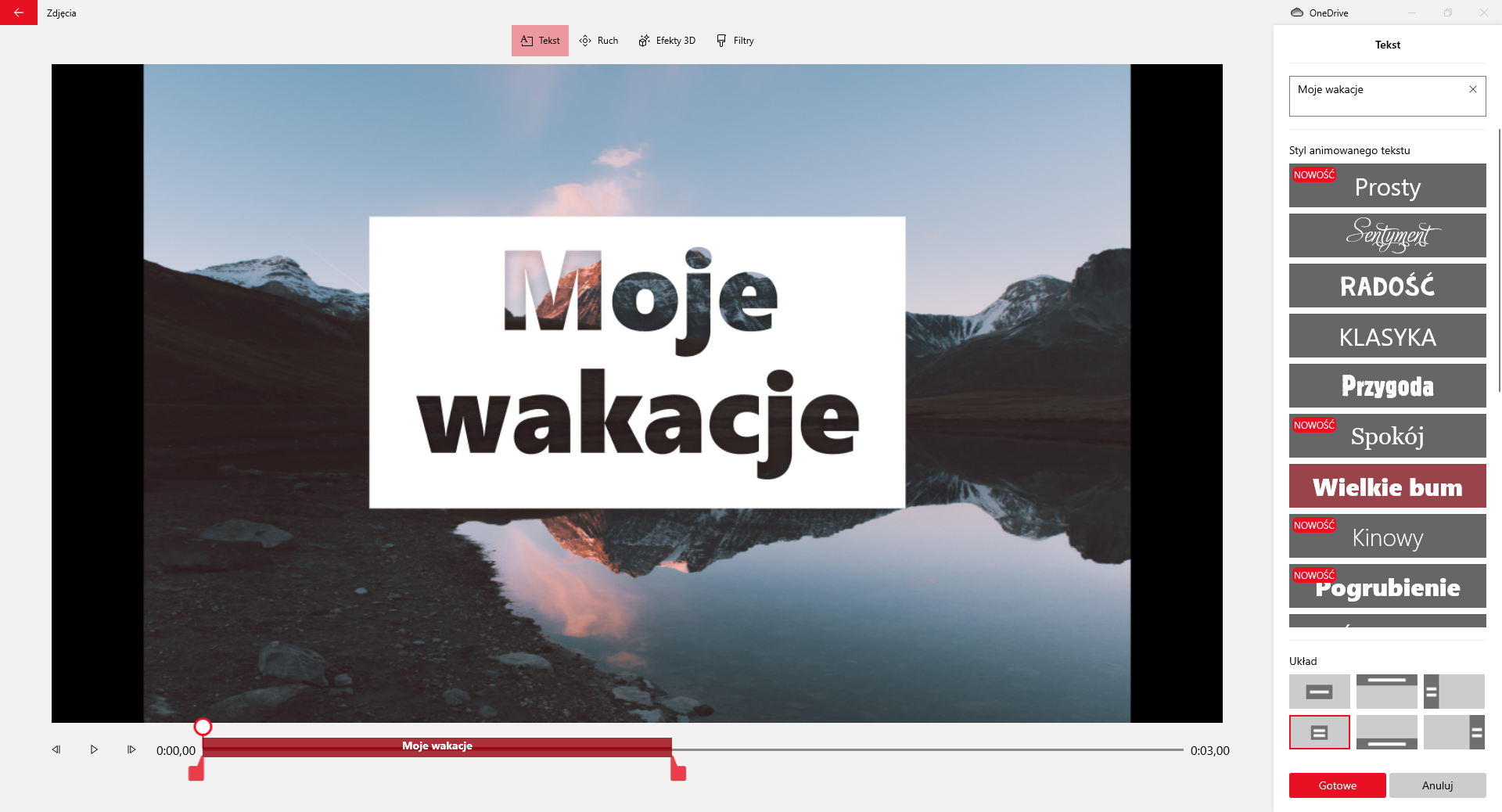 Na zrzucie ekranu przedstawiono sposób dodawania napisu w aplikacji Edytor Wideo.W górnej części aplikacji znajduje się przycisk z symbolem strzałki skierowanej w lewo oraz napis: zdjęcia. Obok widoczne są przyciski: tekst, ruch, efekty trzy de, filtry. Przycisk tekst jest wciśnięty. Poniżej przycisków znajduje się okno edycji filmu. Główną cześć okna stanowi prostokątny obszar na którym wyświetlany jest film lub zdjęcie. Przykładowo jest to klatka filmowa na której widoczne są góry nad jeziorem. W centralnej części zdjęcia na fotografię naniesiony jest napis: Moje wakacje. Napis znajduje się na białym tle.  Pod obszarem filmowym umieszczony jest suwak pokazujący czas trwania. Na suwaku jest okrągły znaczki czasu. Lewa połowa suwaka jest zaznaczona na czerwono. Na niej znajduje się napis: moje wakacje.Po lewej stronie suwaka znajduje się przycisk z narysowanym grotem strzałki skierowanym w lewo, przycisk play, przycisk z narysowanym grotem zwróconym w prawo oraz informacja o czasie trwania filmu. Z prawej strony suwaka widoczna jest informacja z czasem trwania filmu.Z prawej strony aplikacji znajduje się okno dodające tekst oraz efekty tekstu. Na górze okna znajduje się obszar w którym wpisywany jest tekst. Przykładowo: moje wakacje. Poniżej znajduje się napis: Styl animowanego tekstu. Każdy ze styli jest pokazany za pomocą miniatury. Kolejne style: prosty, sentyment, radość, klasyka, przygoda, spokój, wielkie bum, kinowy, pogrubienie. Opcja wielkie bum jest zaznaczona. Pod stylami znajdują się układy. Układy są pokazane w formie miniatur z rozrysowaniem ułożenia. Kolejne .układy: jednolinijkowy centryczny, jednolinijkowy wyśrodkuj u góry, dwulinijkowy do lewej, dwulinijkowy centryczny, jednolinijkowy wyśrodkuj na dole, dwulinijkowy do prawej. Poniżej umieszczone są dwa przyciski. Czerwony z napisem: gotowe, oraz szary z napisem: anuluj.