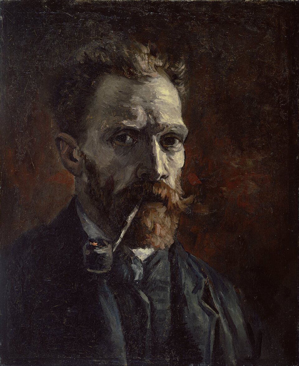 Portret mężczyzny z rudawą brodą i wąsami, ubranego w ciemny płaszcz. Mężczyzna trzyma w ustach fajkę i patrzy w stronę widza. Jego twarz oświetla światło z prawej strony, a tło jest ciemne, utrzymane w odcieniach brązu i czerni. Jest to Autoportret z fajką, autor: Vincent van Gogh.